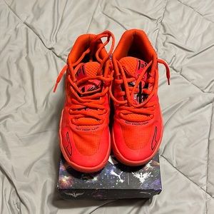 BOYS MB1 JR ‘Red Blast’ Basketball Shoes (Size 7)